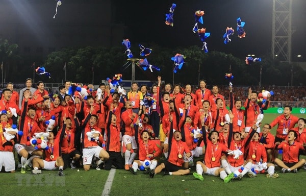 Đội tuyển U22 Việt Nam nhận chiếc Huy chương Vàng lịch sử môn bóng đá nam tại Sea Games. Ảnh: TTXVN
