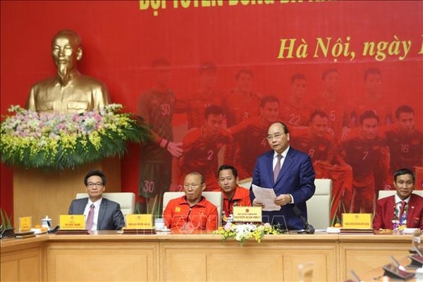 Thủ tướng Nguyễn Xuân Phúc phát biểu chào mừng các đội tuyển bóng đá nam và nữ đã mang vinh quang về cho Tổ quốc. Ảnh: TTXVN