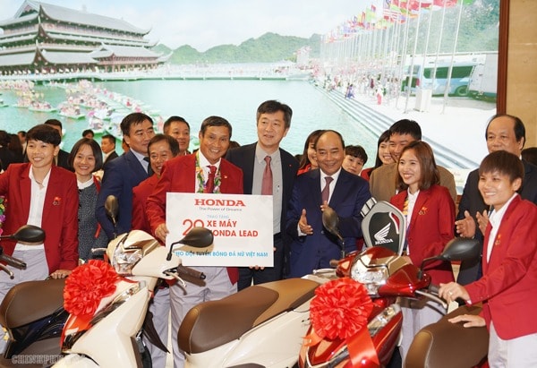 Thủ tướng Nguyễn Xuân Phúc chứng kiến Lễ trao tặng 29 chiếc xe máy hiệu HONDA của Công ty Honda Việt Nam cho Đội tuyển bóng đá nữ quốc gia. Ảnh: VGP