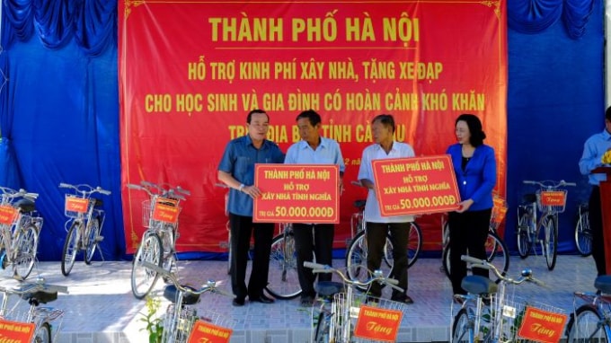 Phó Bí thư Tỉnh ủy Cà Mau Phạm Bạch Đằng cùng bà Ngô Thị Thanh Hằng - Phó Bí thư Thành ủy Hà Nội tặng biểu trưng xây 2 nhà tình nghĩa cho chính quyền địa phương.