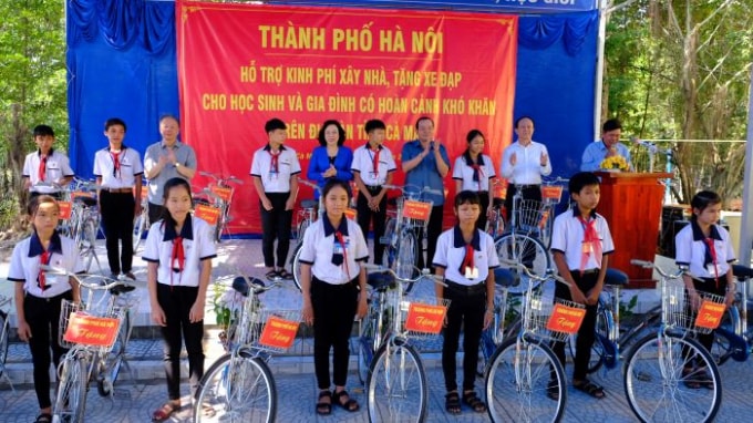 Học sinh trường THCS Đất Mũi, xã Đất Mũi nhận xe đạp do đoàn công tác TP. Hà Nội trao tặng.