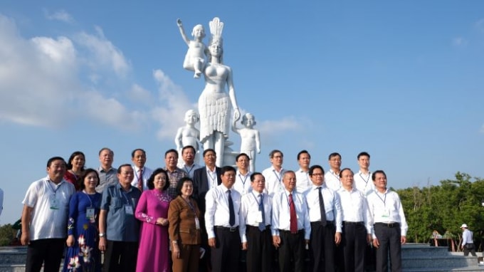 Tượng Mẹ tại đất Mũi Cà Mau vừa được khánh thành.