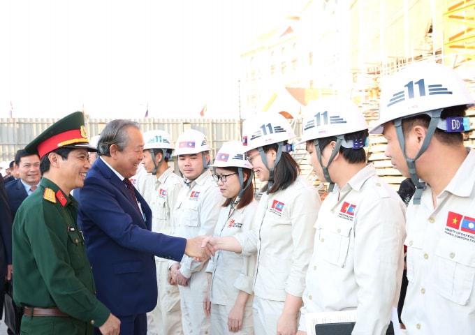 Phó Thủ tướng Trương Hòa Bình thăm công trình Nhà Quốc hội mới của Lào do Binh đoàn 11 thi công. Ảnh: VGP
