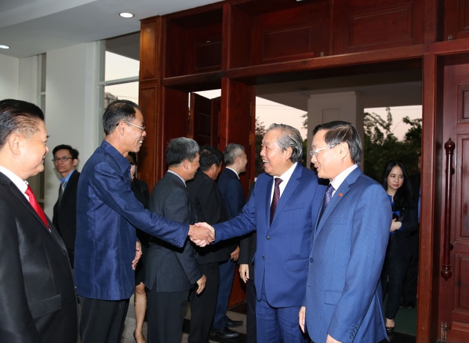 Phó Thủ tướng Trương Hòa Bình thăm Đại sứ quán Việt Nam tại Lào. Ảnh: VGP