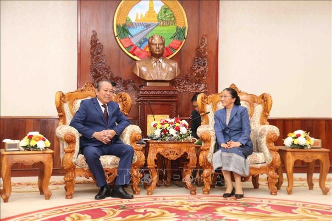 Phó Thủ tướng Thường trực Trương Hòa Bình chào xã giao Chủ tịch Quốc hội Lào Pany Yathotou. Ảnh: TTXVN