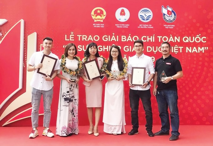 Nhóm tác giả Nguyễn Tuấn Anh (đứng thứ 1) Đặng Thị Chung (đứng thứ 3), Trần Huy Tuấn (đứng thứ 5), từ trái sang.