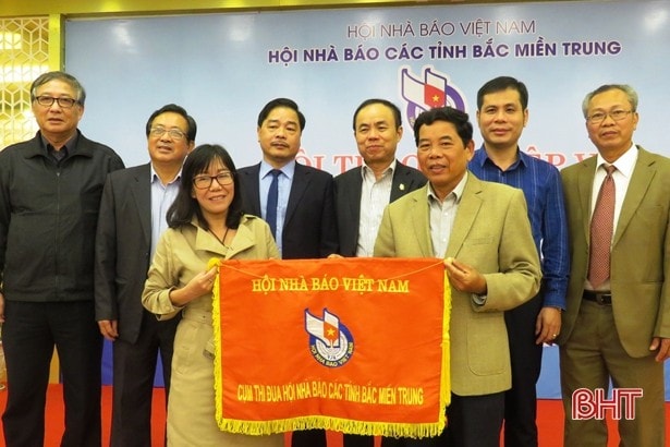 Trao cờ Cụm trưởng Cụm thi đua năm 2020 cho Hội Nhà báo tỉnh Quảng Trị. Ảnh: Báo Hà Tĩnh