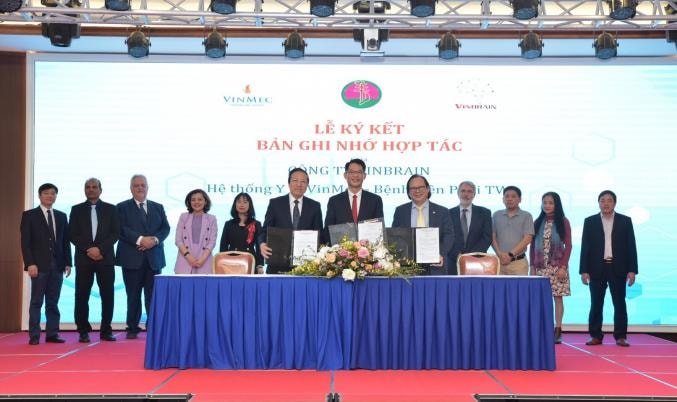 Đại diện lãnh đạo của VinBrain, Vinmec và Bệnh viện Phổi TƯ trao bản ghi nhớ hợp tác và triển khai ứng dụng  “AI Trợ lý bác sĩ trong chẩn đoán hình ảnh”.