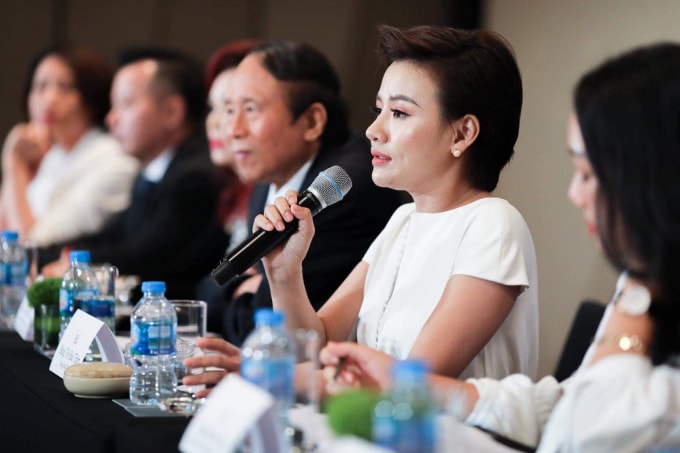 Bà Đặng Thị Bảo Trâm - Trưởng Ban tổ chức Cuộc thi “Hoa hậu Doanh nhân Việt Nam Quốc tế” năm 2020 trả lời các câu hỏi của báo chí. (Ảnh - CK)