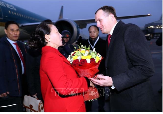 Phó Chủ tịch Thượng viện Belarus đón Chủ tịch Quốc hội Nguyễn Thị Kim Ngân tại Sân bay quốc tế Minsk . Ảnh:TTXVN.