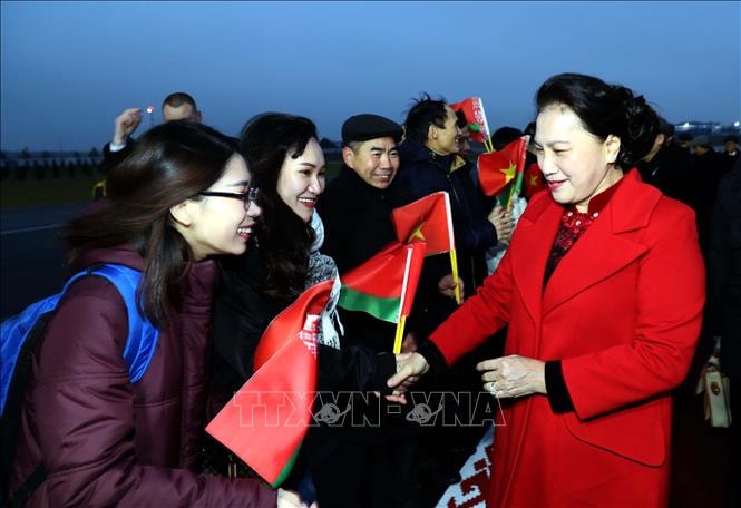 Cán bộ, nhân viên Đại sứ quán Việt Nam tại Cộng hòa Belarus đón Chủ tịch Quốc hội Nguyễn Thị Kim Ngân. Ảnh: TTXVN.