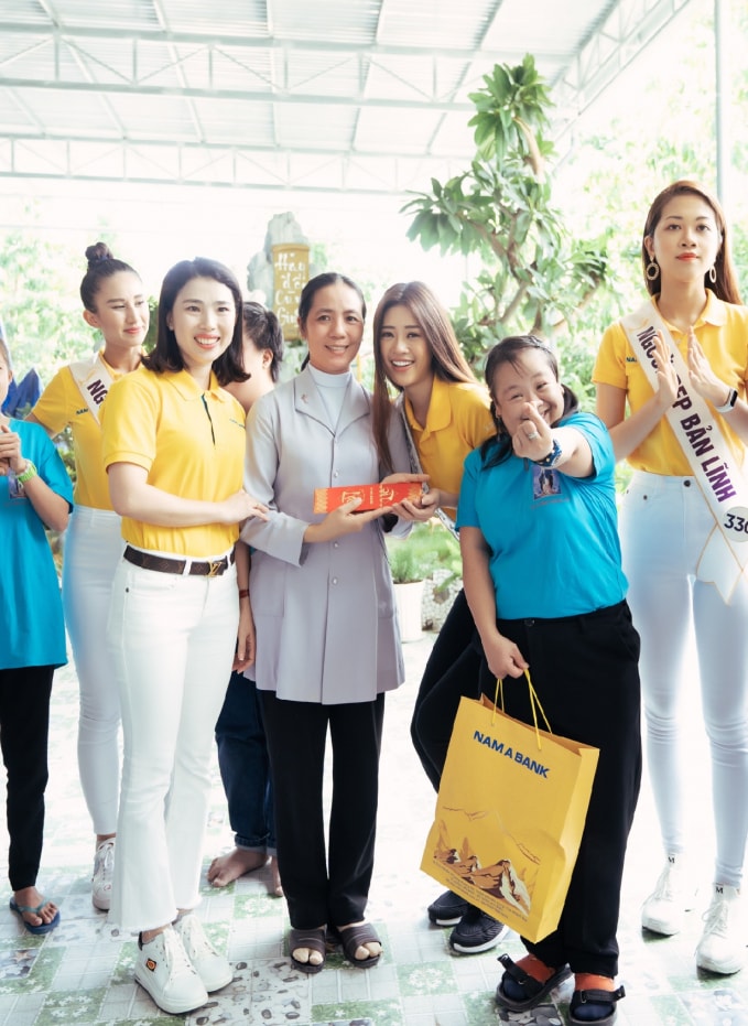 Đại diện Nam A Bank – Bà Nguyễn Thị Thanh Đào, Giám đốc Khu vực Miền Trung & Tây Nguyên và các người đẹp tặng quà cho các em nhỏ và đại diện Mái ấm Hy Vọng.