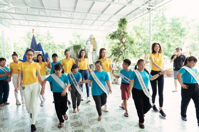 Nhiều em nhỏ hào hứng thi catwalk dưới sự hướng dẫn của Top 3 và các người đẹp HHHV Việt Nam 2019.