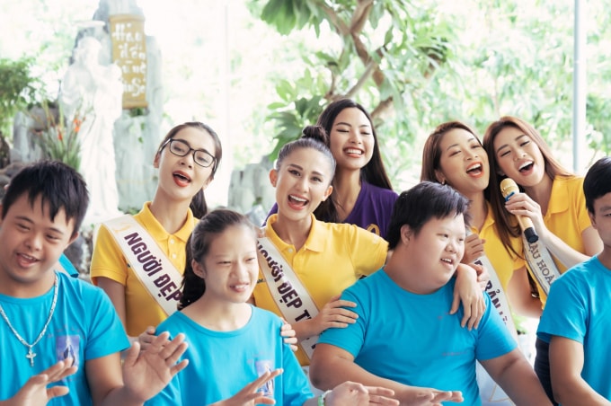 Không khí tại mái ấm rộn ràng hẳn khi các em cất tiếng hát cùng các người đẹp.