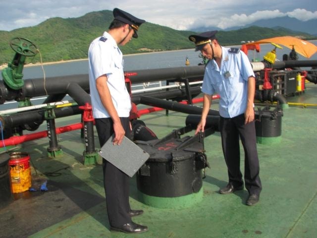 Công chức Hải quan giám sát xăng dầu nhập khẩu. Ảnh: M.Hùng