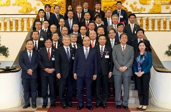 Thủ tướng Nguyễn Xuân Phúc với các đại biểu Đoàn Ủy ban Kinh tế Nhật - Việt của Liên đoàn các Tổ chức kinh tế Nhật Bản. Ảnh: VGP