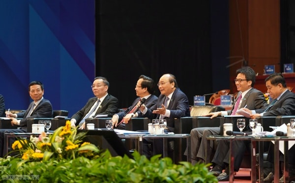 Thủ tướng Nguyễn Xuân Phúc và lãnh đạo Chính phủ, các bộ ngành đối thoại với thanh niên. Ảnh: VGP