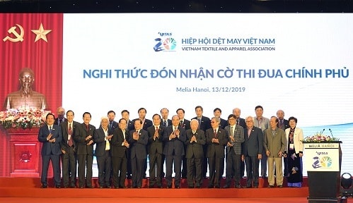 Thủ tướng chụp ảnh lưu niệm với các đại biểu tại lễ kỷ niệm