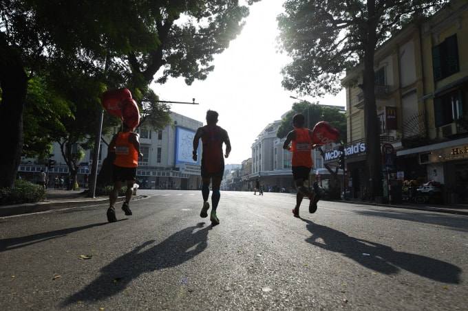 Giải Ba (Tuấn Mark): Những bước chạy của các VĐV Giải chạy quốc tế VPBank Hanoi Marathon 2019 kết nối các di sản ngàn năm của Thăng Long – Hà Nội.