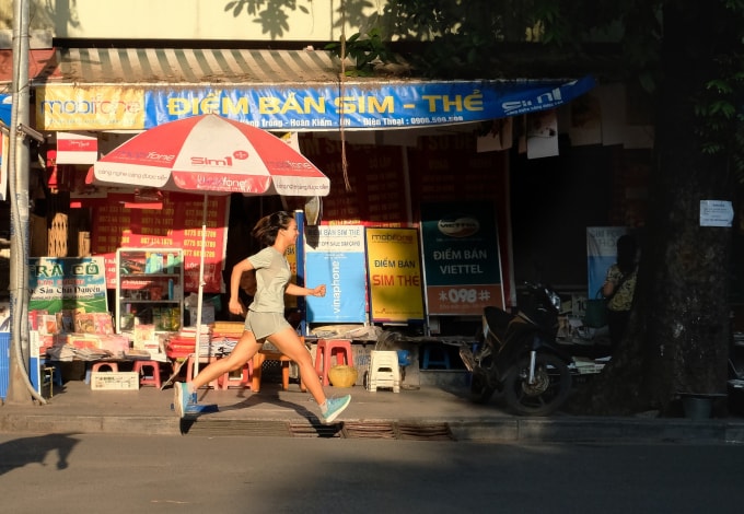 Giải Nhì (Trần Thị Phương Quỳnh): Sự hòa quyện tuyệt vời giữa tinh thần thể thao và những nét đẹp bình dị của phố cổ Hà Nội.