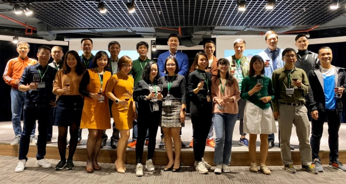 Ban Tổ chức chụp ảnh lưu niệm với những tác giả đoạt giải trong cuộc thi.