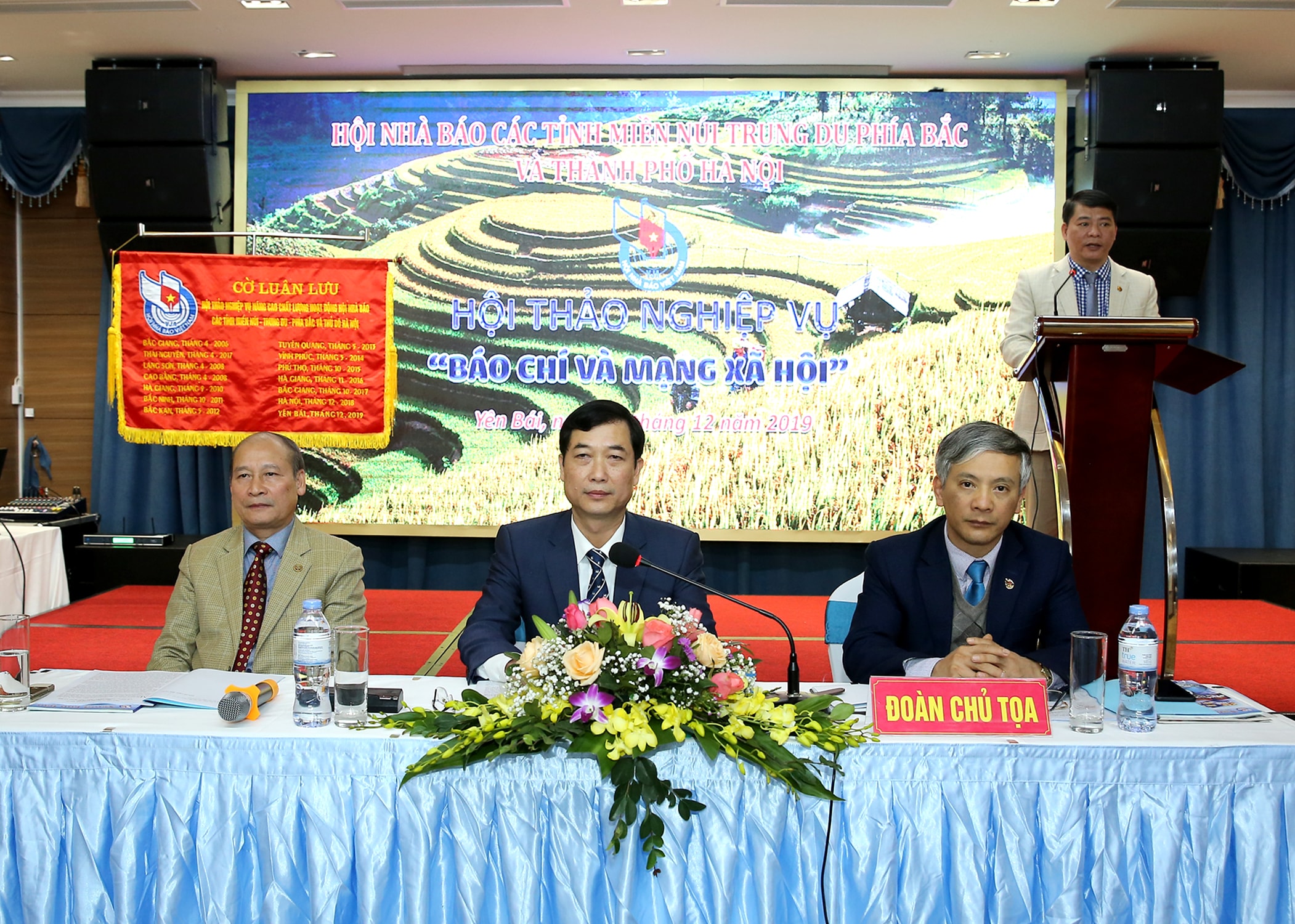 Các đồng chí chủ trì Hội thảo. Ảnh: Sơn Hải