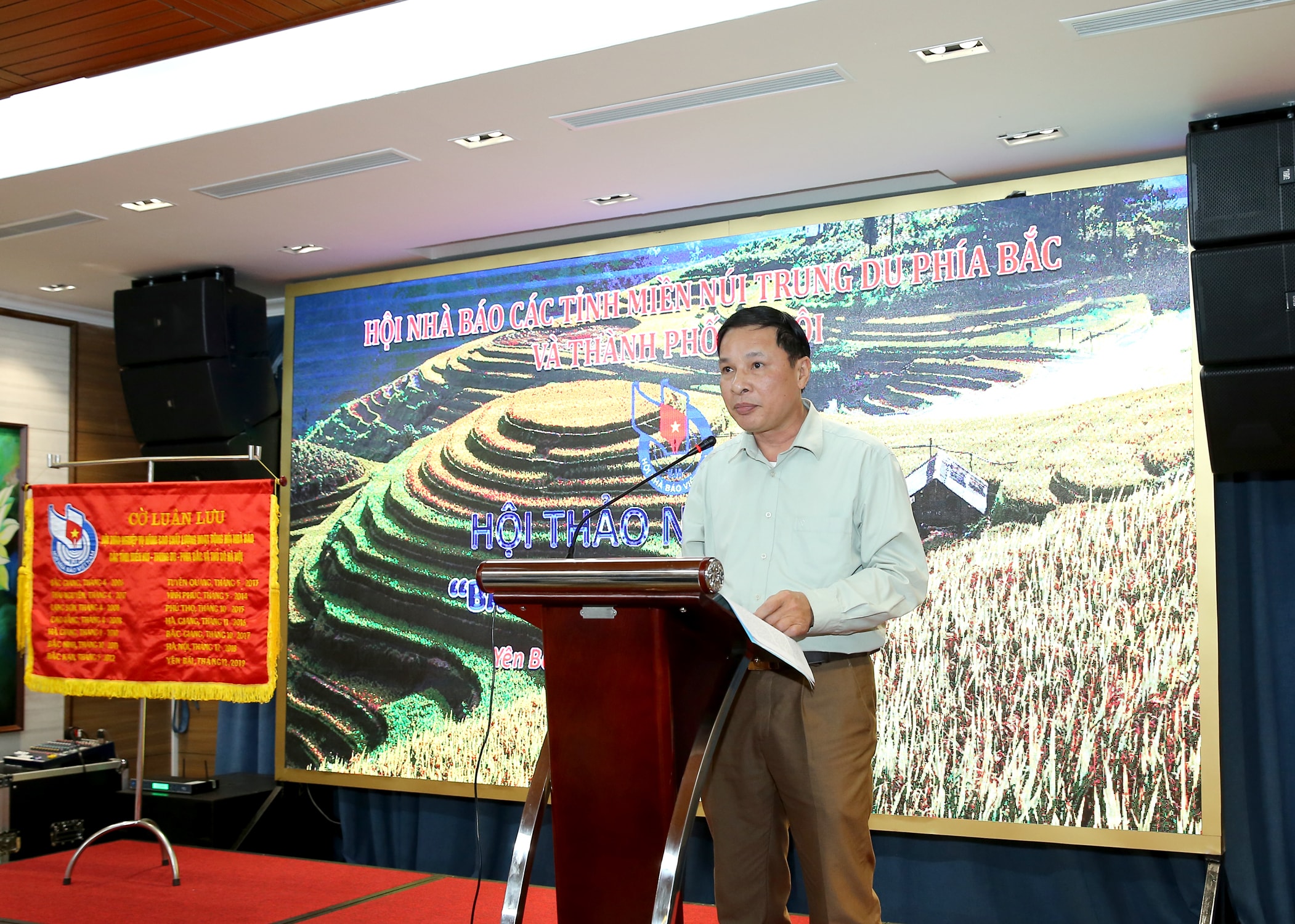 Đồng chí Ma Văn Chức, Phó Chủ tịch Hội Nhà báo tỉnh Tuyên Quang phát biểu tại Hội thảo. Ảnh: Sơn Hải