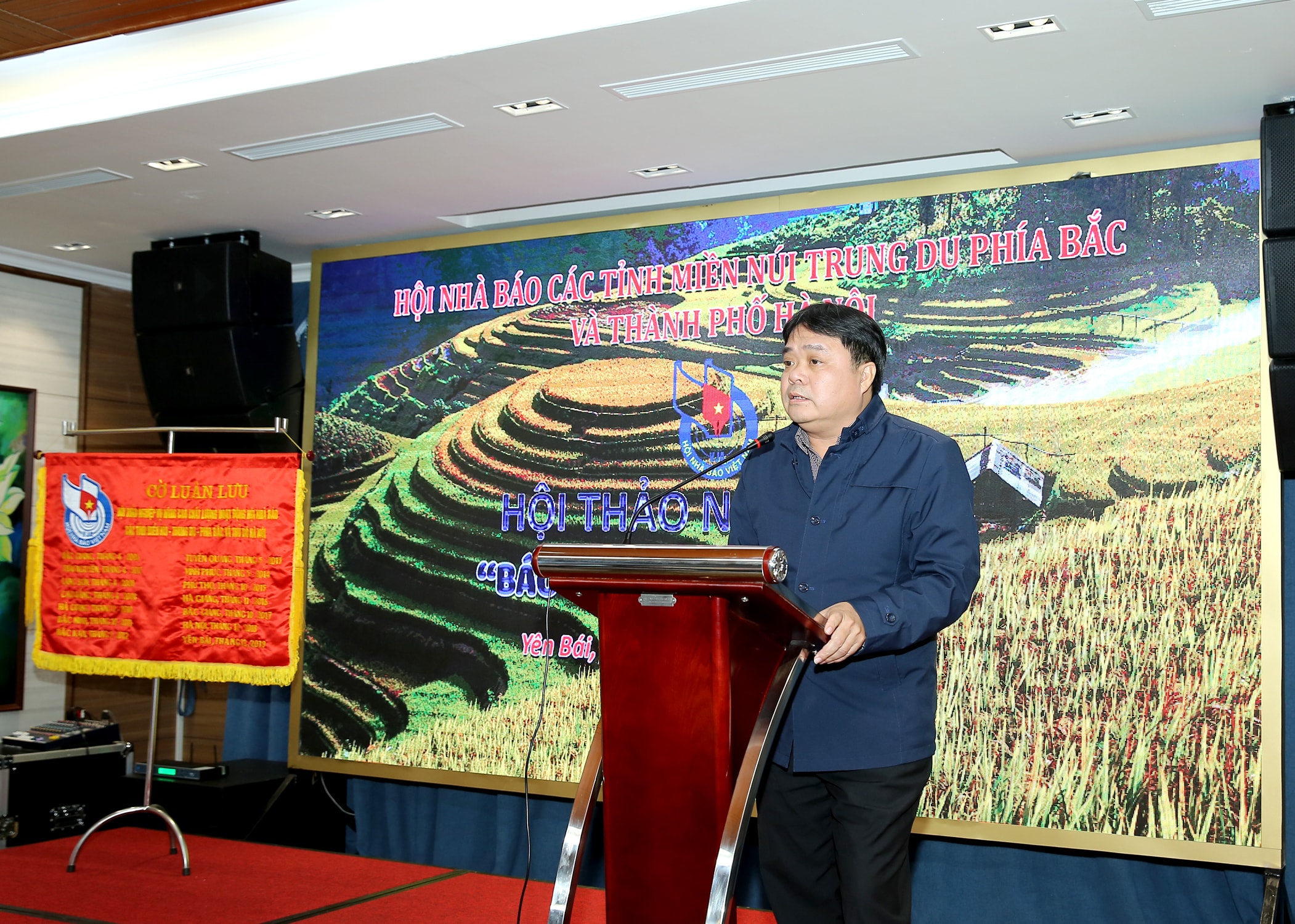 Đồng chí Đặng Chí Thành, Phó Chủ tịch Thường trực Hội Nhà báo tỉnh Phú Thọ phát biểu tại Hội thảo. Ảnh: Sơn Hải