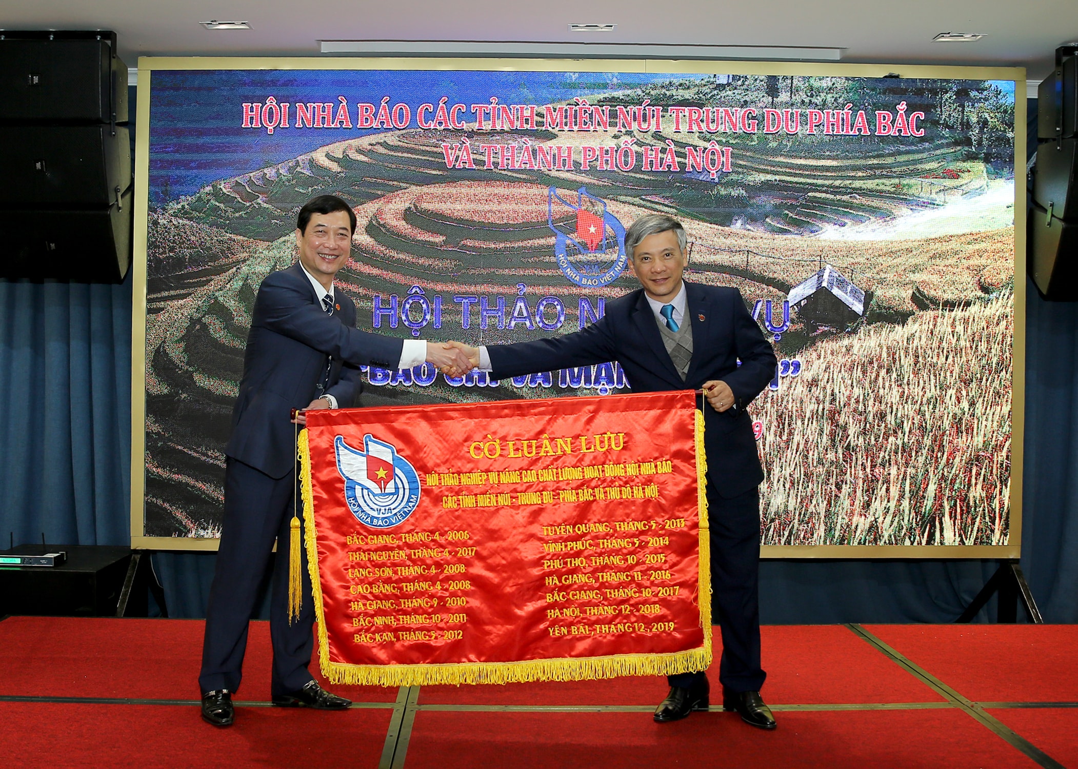 Hội Nhà báo tỉnh Yên Bái đã trao cờ luân lưu cho Hội Nhà báo tỉnh Thái Nguyên - đơn vị đăng cai tổ chức Hội nghị giao ban của Cụm thi đua năm 2020. Ảnh: Sơn Hải