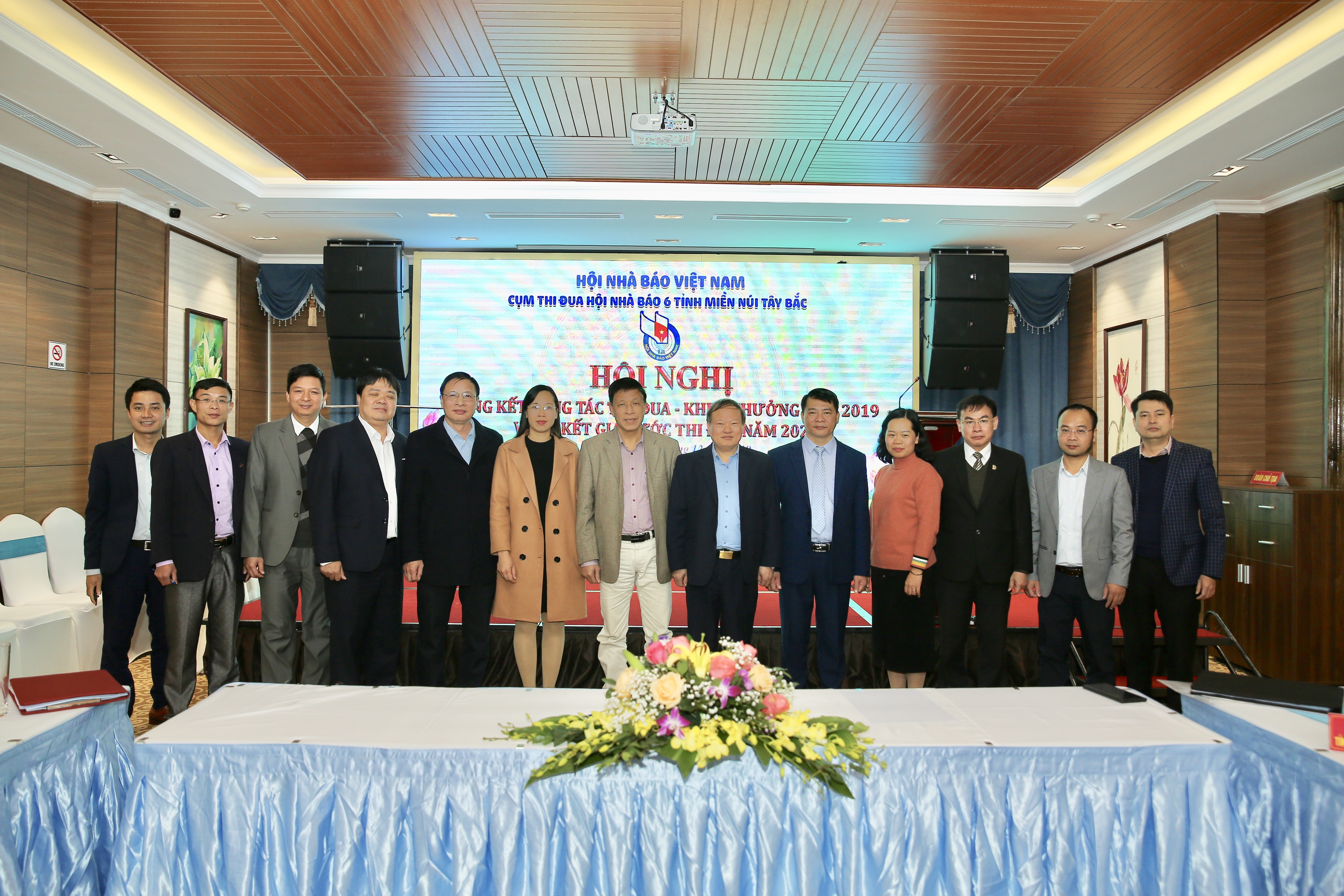 Các đồng chí đại biểu tham dự Hội nghị chụp ảnh lưu niệm. Ảnh: Sơn Hải