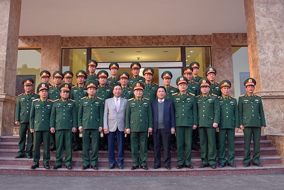 Đại tướng Ngô Xuân Lịch và các đồng chí lãnh đạo Bộ Quốc phòng chụp ảnh lưu niệm với cán bộ Quân khu I và lãnh đạo tỉnh Thái Nguyên. Ảnh: BQP.