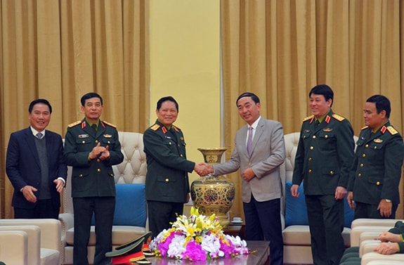 Thay mặt Quân ủy Trung ương, Bộ Quốc phòng, Đại tướng Ngô Xuân Lịch trao quà lưu niệm tặng tỉnh Thái Nguyên. Ảnh: BQP.