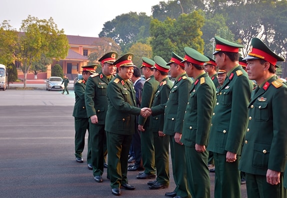 Cán bộ chủ chốt Quân khu I đón Đại tướng Ngô Xuân Lịch và các đồng chí lãnh đạo Bộ Quốc phòng. Ảnh: BQP.