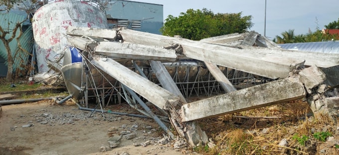 Công trình đài nước sập đổ hoàn toàn sau vài năm sử dụng.