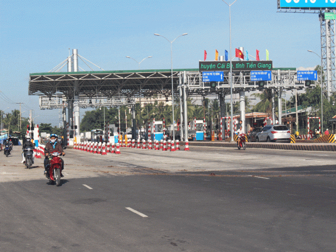 Đẩy nhanh tiến độ thực hiện thu phí tự động không dừng tại các trạm BOT theo chỉ đạo của Thủ tướng Chính phủ. Ảnh: TL