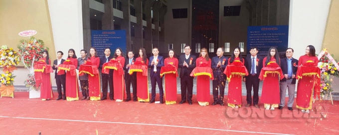 Cắt băng khánh thành (Ảnh: Cái Văn Long).