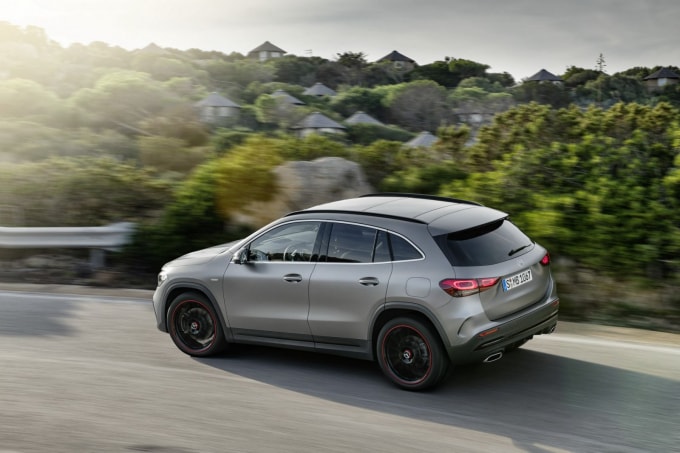 2021-Mercedes-Benz-GLA-10_1