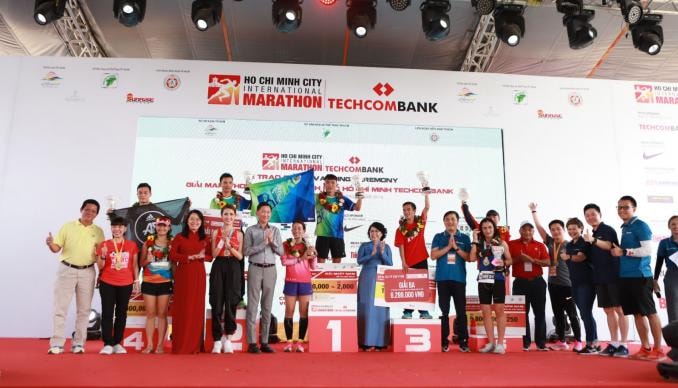 Ông Trần Vĩnh Tuyến – Phó Chủ tịch Ủy ban Nhân dân TP.Hồ Chí Minh và Bà Tô Thị Bích Châu – Chủ tịch Mặt trận Tổ Quốc TP.Hồ Chí Minh trao thưởng cho các Vận động viên chuyên nghiệp