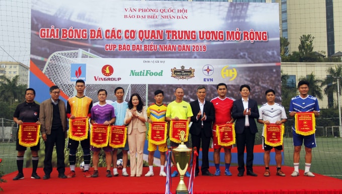 Đại diện BTC trao cờ lưu niệm cho tổ trọng tài và các đội bóng tham dự giải. Ảnh: Văn Vũ