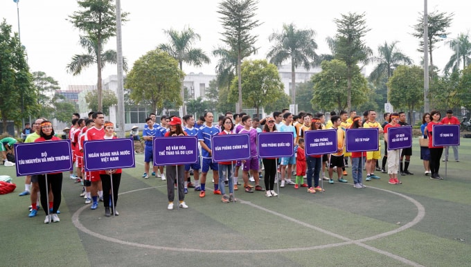 Các đội bóng tham dự giải. Ảnh: Văn Vũ