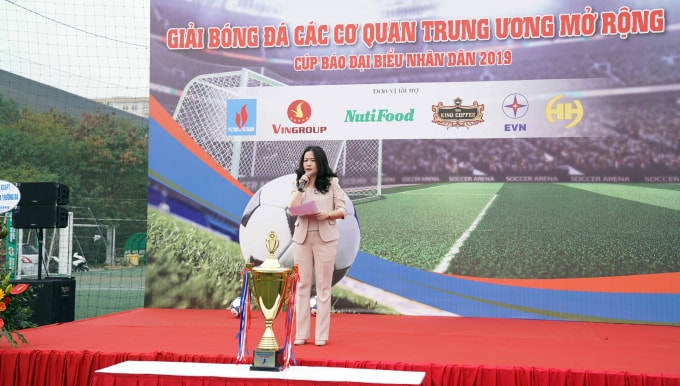 Bà Phạm Thị Thanh Huyền - Phó Tổng Biên tập Báo Đại biểu Nhân dân - Trưởng Ban tổ chức Giải phát biểu tại lễ khai mạc. Ảnh: Văn Vũ