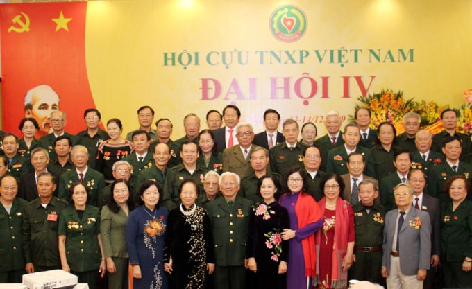 Lãnh đạo Đảng, Nhà nước cùng Ban Chấp hành Hội Cựu thanh niên xung phong nhiệm kỳ 2019-2024. Ảnh: HNM.