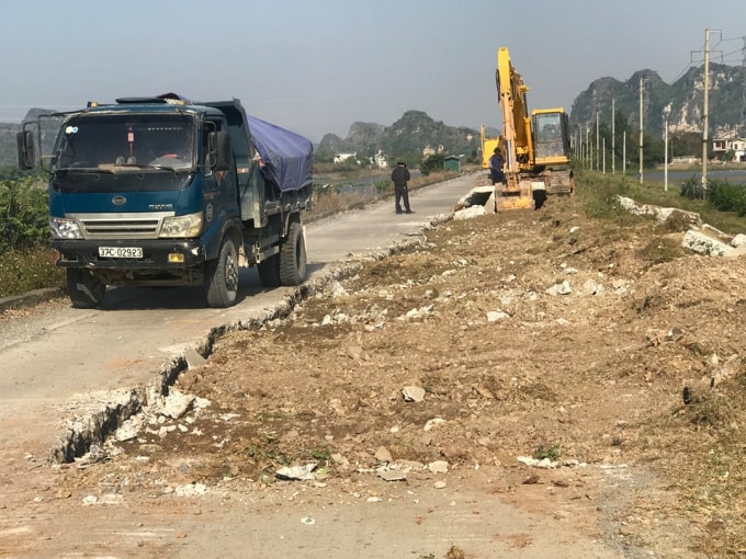 Một đoạn đê với vết đứt gãy dài cả chục mét đang được bóc lên