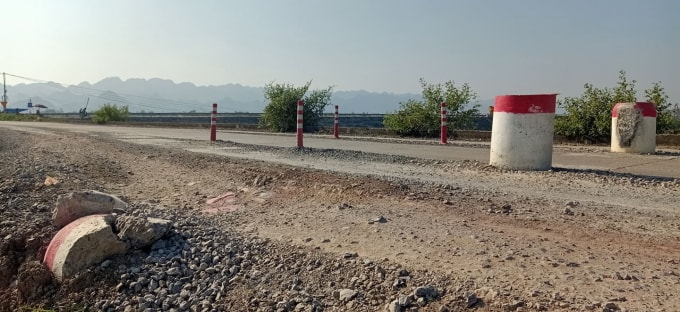 Có những đoạn đê bị các đối tượng lạ đổ đất đá ra phía ngoài cột tải trọng để xe tải trọng lớn có thể đi vòng qua