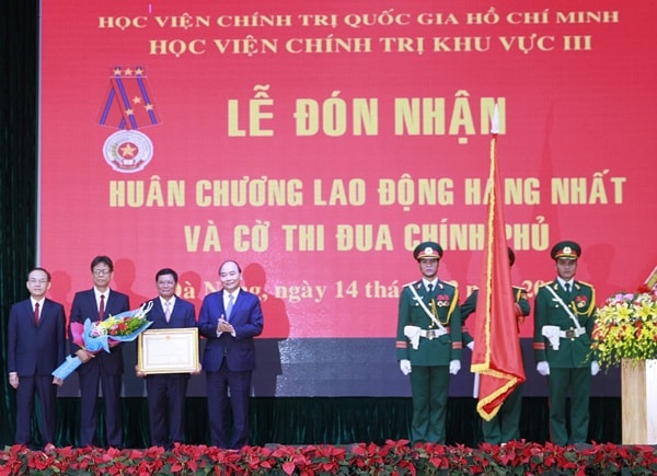Thủ tướng Nguyễn Xuân Phúc trao Huân chương Lao động hạng Nhất của Chủ tịch nước tặng Học viện Chính trị khu vực III. Ảnh: VGP
