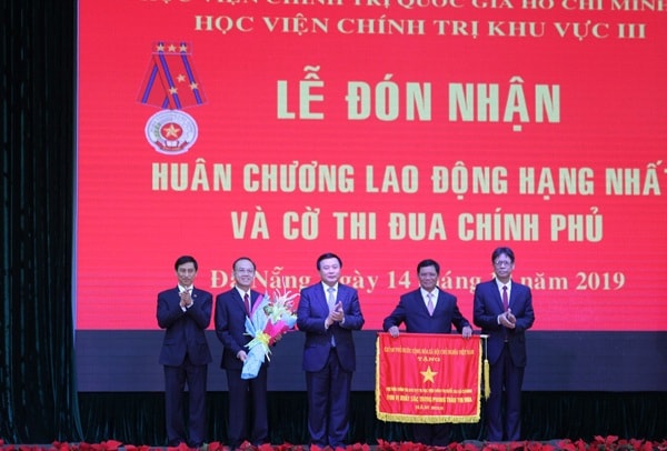 GS. TS. Nguyễn Xuân Thắng, Bí thư Trung ương Đảng, Giám đốc Học viện Chính trị quốc gia Hồ Chí Minh, Chủ tịch Hội đồng Lý luận Trung ương tặng Cờ Thi đua của Chính phủ cho Học viện Chính trị khu vực III. Ảnh: VGP