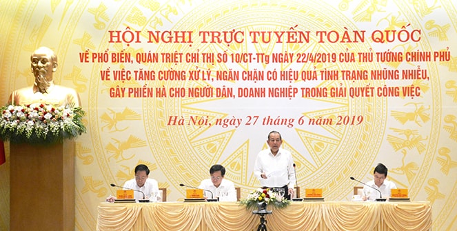 Sáng 27/6/2019, Văn phòng Chính phủ tổ chức hội nghị trực tuyến toàn quốc để phổ biến, quán triệt Chỉ thị số 10/CT-TTg ngày 22/4/2019 của Thủ tướng Chính về việc tăng cường xử lý, ngăn chặn có hiệu quả tình trạng nhũng nhiễu, gây phiền hà cho người dân, doanh nghiệp trong giải quyết công việc.