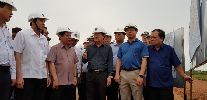 Phó Thủ tướng Trịnh Đình Dũng kiểm tra công trường và làm việc với Bộ Giao thông Vận tải về dự án cao tốc. Ảnh: VGP