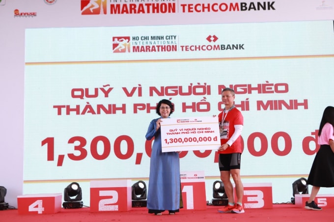 Ông Nguyễn Lê Quốc Anh - Tổng Giám Đốc Techcombank lên trao tặng số tiền ủng hộ cho Quỹ Vì Người Nghèo Thành Phố Hồ Chí Minh