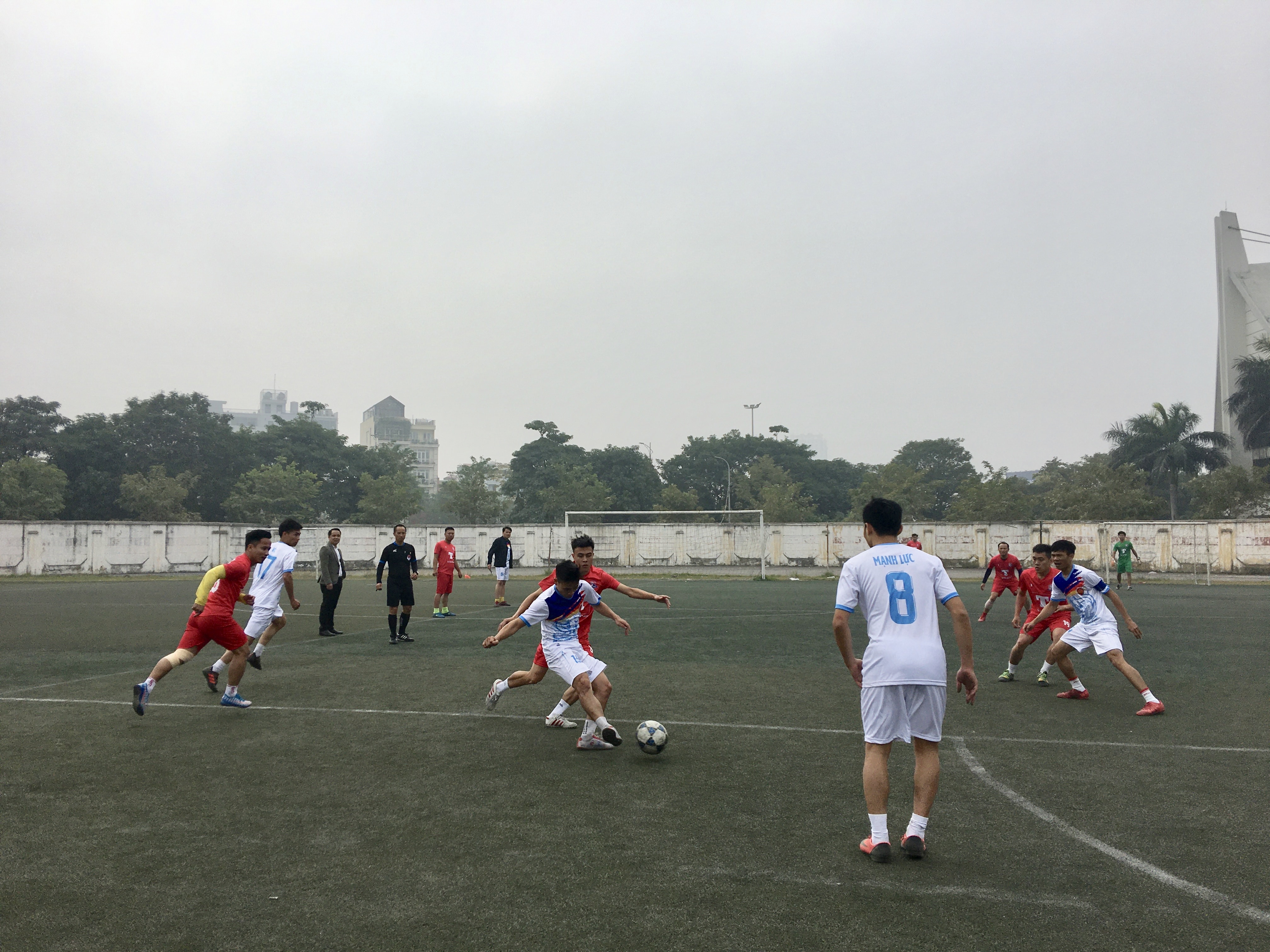 Nhiều cầu thủ có lối đá hoa mỹ với những đường bóng lắt léo đi xuyên qua đối phương một cách dễ dàng.